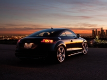 Audi TT перед городом, погружающимся в ночь